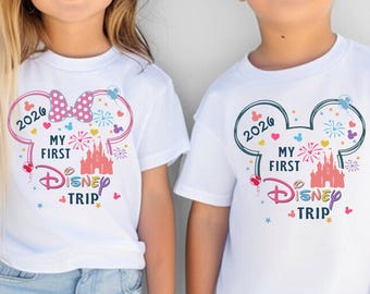 Camiseta infantil "Mi primer viaje a Disney 2026", camiseta infantil de Disney, camiseta infantil "Primer viaje a Disney", camisetas familiares a juego de Disney, camiseta de Minnie y Mickey