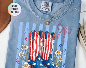 Camiseta Comfort Colors® con botas vaqueras patrióticas, camiseta del 4 de julio estilo western, camiseta vaquera con la bandera de EE. UU., camiseta floral del Día de la Independencia, 250 aniversario de Estados Unidos.