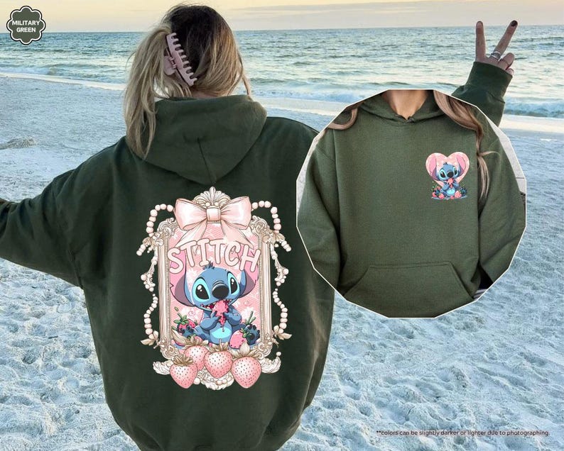Puede incluir: Sudadera con capucha verde oscuro con un gr&aacute;fico de Stitch en la espalda y un dise&ntilde;o de coraz&oacute;n de Stitch m&aacute;s peque&ntilde;o en la parte delantera. El gr&aacute;fico de la espalda incluye la palabra "Stitch" en un marco decorativo con un lazo, perlas y fresas.