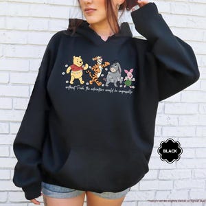 Puede incluir: Sudadera con capucha negra con un gr&aacute;fico de Winnie the Pooh, Tigger, Eeyore y Piglet. El texto "without Pooh the adventure would be impossible" est&aacute; impreso debajo de los personajes. Una etiqueta negra est&aacute; en la esquina inferior derecha.