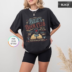 Pu&ograve; includere: T-shirt nera con una grafica colorata che recita "Belle's Book Club" con una rosa in una cupola di vetro e la scritta "Tale as Old as Time". La maglietta ha anche la scritta "EST. 1991."