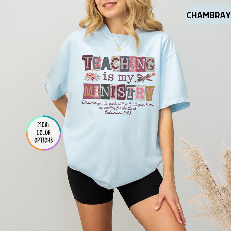 Pu&ograve; includere: T-shirt azzurra con la scritta "TEACHING is my MINISTRY" a blocchi colorati. La maglietta presenta anche la citazione "Whatever you do, work at it with all your heart, as working for the Lord Colossians 3:23."