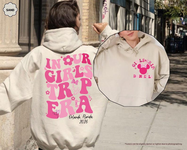 Peut inclure: Sweat &agrave; capuche couleur sable avec le texte rose "IN OUR GIRLS TRIP ERA" et "Orlando, Florida 2026" en dessous. Le devant du sweat &agrave; capuche pr&eacute;sente un motif Minnie Mouse et le texte "GIRLS TRIP DNEL".