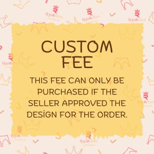 以下が含まれることがあります： 茶色の「CUSTOM FEE」というテキストが入った黄色のグラフィック。その下に「この料金は、販売者が注文のデザインを承認した場合にのみ購入できます」と記載されています。背景には王冠とロゴのパターンがあります。