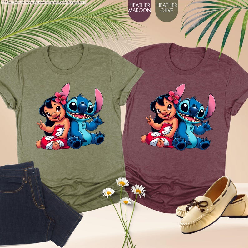Puede incluir: Dos camisetas jaspeadas, una verde oliva y otra granate, con un dibujo animado de Lilo y Stitch. La camiseta verde oliva se combina con vaqueros oscuros. La camiseta granate se combina con mocasines color crema.