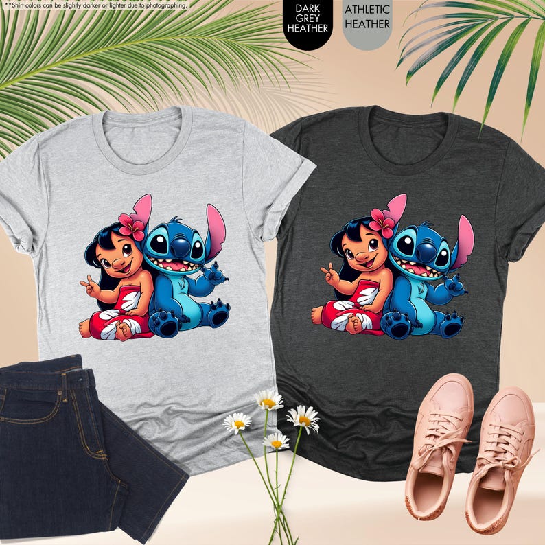 Puede incluir: Dos camisetas, una gris claro y otra gris oscuro, cada una con una imagen de dibujos animados de Lilo y Stitch. Las camisetas se muestran con un par de vaqueros azul oscuro y zapatillas rosas. El texto de la imagen dice "DARK GREY HEATHER" y "ATHLETIC HEATHER."