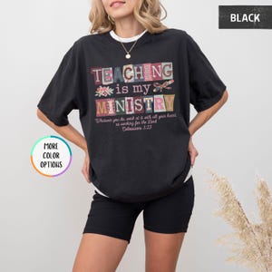 Pu&ograve; includere: T-shirt nero con la scritta "TEACHING is my MINISTRY" a blocchi colorati. La maglietta presenta anche il versetto biblico Colossesi 3:23. La maglietta ha una vestibilit&agrave; comoda e oversize.