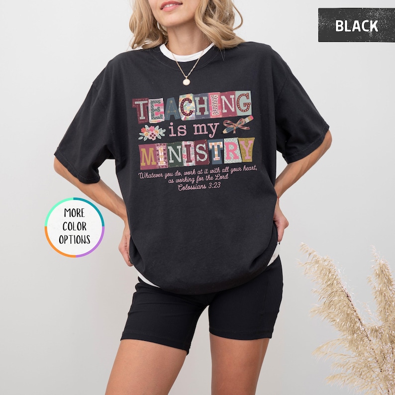 Pu&ograve; includere: T-shirt nero con la scritta "TEACHING is my MINISTRY" a blocchi colorati. La maglietta presenta anche il versetto biblico Colossesi 3:23. La maglietta ha una vestibilit&agrave; comoda e oversize.