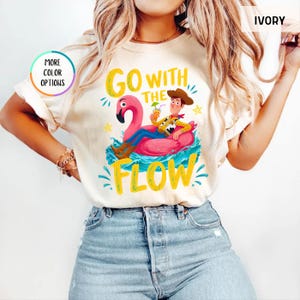 Camiseta Comfort Colors® Woody Go With The Flow, camiseta playera de Toy Story, camiseta Woody Flamingo Float, camiseta Cowboy Summer Vacation, camiseta para fiesta en la piscina imagen 4