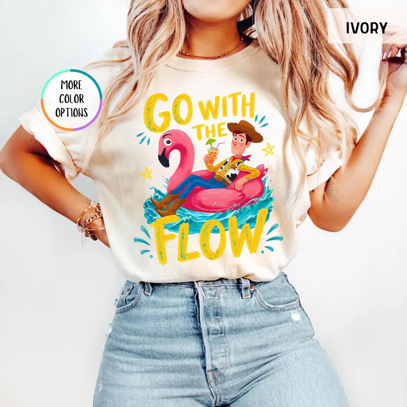 Camiseta Comfort Colors® Woody Go With The Flow, camiseta playera de Toy Story, camiseta Woody Flamingo Float, camiseta Cowboy Summer Vacation, camiseta para fiesta en la piscina imagen 4