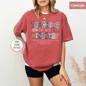 Pu&ograve; includere: T-shirt color cremisi con la scritta "TEACHING is my MINISTRY" a blocchi colorati. La maglietta presenta anche il versetto biblico Colossesi 3:23. La maglietta &egrave; uno stile casual e confortevole.