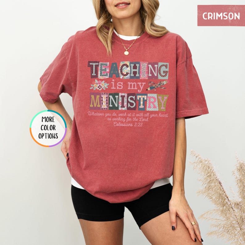 Pu&ograve; includere: T-shirt color cremisi con la scritta "TEACHING is my MINISTRY" a blocchi colorati. La maglietta presenta anche il versetto biblico Colossesi 3:23. La maglietta &egrave; uno stile casual e confortevole.