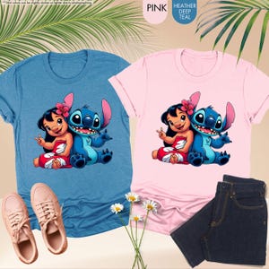 Puede incluir: Dos camisetas de manga corta, una azul y otra rosa, cada una con un gr&aacute;fico de dibujos animados de Lilo y Stitch. La camiseta azul se combina con zapatillas rosas, mientras que la camiseta rosa se muestra con vaqueros azul oscuro. El texto "PINK" y "HEATHER DEEP TEAL" es visible.
