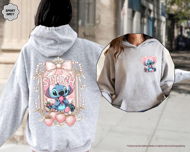 Puede incluir: Sudadera con capucha gris deportivo con un gr&aacute;fico de Stitch. El dise&ntilde;o trasero incluye una ilustraci&oacute;n enmarcada de Stitch con un lazo rosa, la palabra "Stitch" y fresas. Un gr&aacute;fico de Stitch m&aacute;s peque&ntilde;o est&aacute; en la parte delantera. La sudadera tiene capucha con cord&oacute;n y bolsillo de canguro.