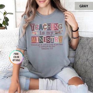 Pu&ograve; includere: T-shirt grigio con le parole "TEACHING is my MINISTRY" in lettere a blocchi colorate. La maglietta presenta anche il versetto biblico Colossesi 3:23. La maglietta &egrave; uno stile comodo e casual.