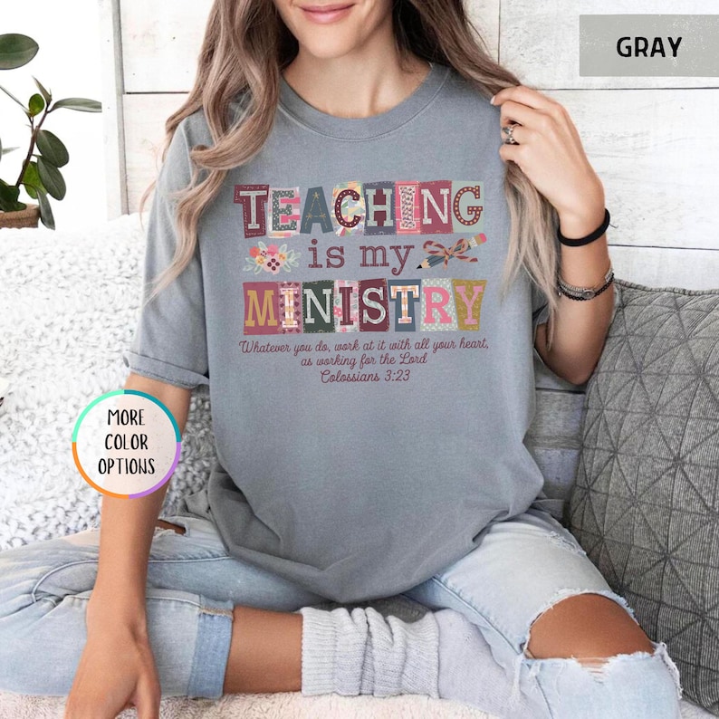 Pu&ograve; includere: T-shirt grigio con le parole "TEACHING is my MINISTRY" in lettere a blocchi colorate. La maglietta presenta anche il versetto biblico Colossesi 3:23. La maglietta &egrave; uno stile comodo e casual.