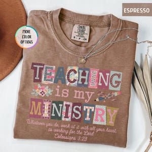 Pu&ograve; includere: T-shirt color espresso con le parole "TEACHING is my MINISTRY" in lettere a blocchi colorate. La maglietta include il testo "Whatever you do, work at it with all your heart, as working for the Lord Colossians 3:23."