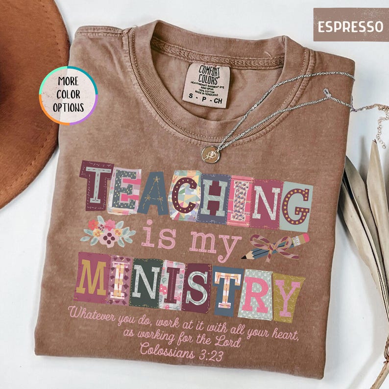 Pu&ograve; includere: T-shirt color espresso con le parole "TEACHING is my MINISTRY" in lettere a blocchi colorate. La maglietta include il testo "Whatever you do, work at it with all your heart, as working for the Lord Colossians 3:23."