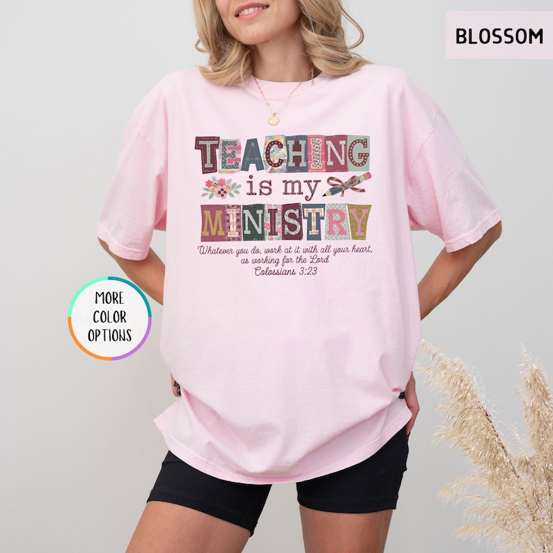 Pu&ograve; includere: Una maglietta rosa chiaro con le parole "TEACHING is my MINISTRY" in lettere a blocchi colorate. La maglietta presenta anche il testo "Whatever you do, work at it with all your heart, as working for the Lord Colossians 3:23."