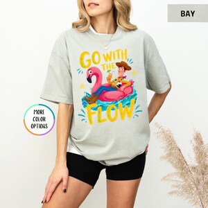 Camiseta Comfort Colors® Woody Go With The Flow, camiseta playera de Toy Story, camiseta Woody Flamingo Float, camiseta Cowboy Summer Vacation, camiseta para fiesta en la piscina imagen 10