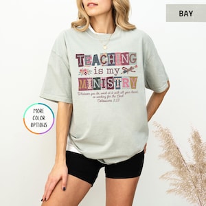 Pu&ograve; includere: Una maglietta verde chiaro con la scritta "TEACHING is my MINISTRY" in lettere a blocchi colorate. La maglietta presenta anche il versetto biblico Colossesi 3:23. La maglietta &egrave; abbinata a pantaloncini neri.