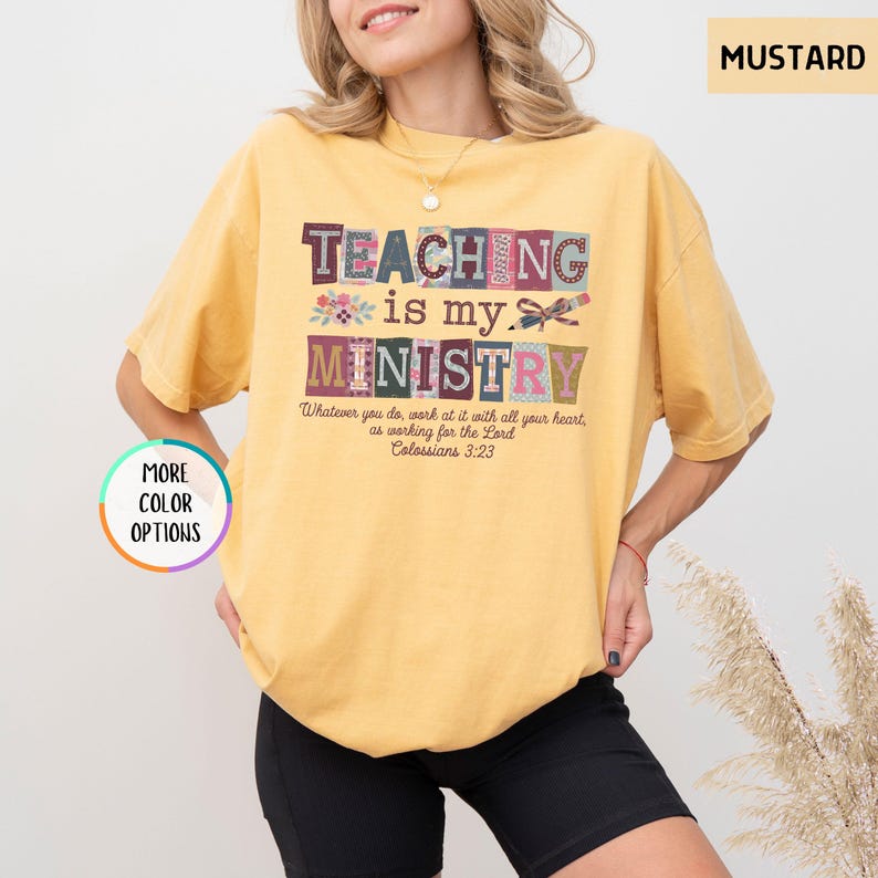 Pu&ograve; includere: T-shirt color senape con la scritta "TEACHING is my MINISTRY" in un design patchwork colorato. La maglietta presenta anche il versetto biblico Colossesi 3:23. La maglietta &egrave; in stile casual e confortevole.