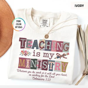Pu&ograve; includere: T-shirt color avorio con la scritta "TEACHING is my MINISTRY" a blocchi colorati. La maglietta include la citazione "Whatever you do, work at it with all your heart, as working for the Lord Colossians 3:23."