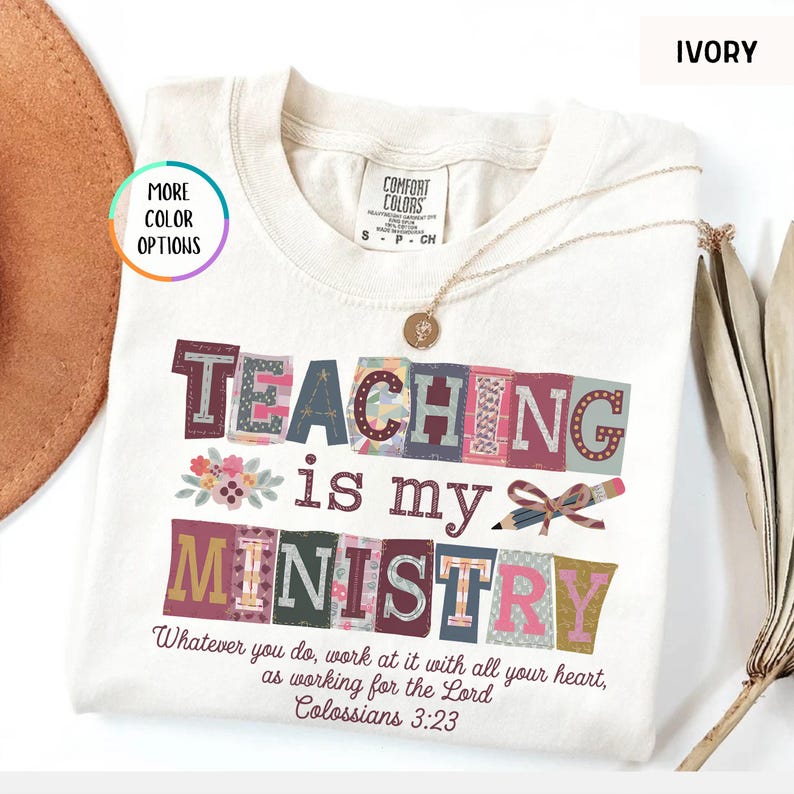 Pu&ograve; includere: T-shirt color avorio con la scritta "TEACHING is my MINISTRY" a blocchi colorati. La maglietta include la citazione "Whatever you do, work at it with all your heart, as working for the Lord Colossians 3:23."