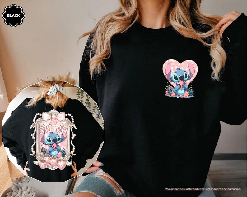 Puede incluir: Sudadera negra con un dise&ntilde;o de Stitch. El dise&ntilde;o frontal muestra a Stitch dentro de un coraz&oacute;n rosa, rodeado de flores. La parte trasera tiene un dise&ntilde;o de Stitch dentro de un marco, con la palabra "Stitch". La sudadera es de color negro liso.