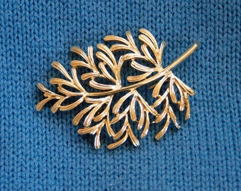 Elegant Leaf Brooch for Women Gold Tone Pin Costume Jewelry, Ladies Sweater Brooch Large Botanical, Vintage Mid Century Fashion Gift for Her