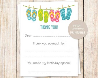 Puede incluir: Tarjeta de agradecimiento imprimible con una línea de chanclas coloridas colgadas de un tendedero. La tarjeta dice "¡Gracias!" y tiene el texto "Estimado/a", "Muchas gracias por" y "¡Hiciste que mi cumpleaños fuera especial!"