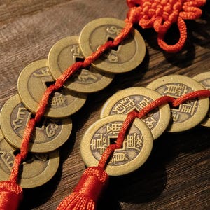 Pięć Cesarzy Mosiężna Moneta Wiązka Czerwony Węzeł Feng Shui Amulet Wisiorek - Talizman Szczęścia Bogactwo Naszyjnik Ochrona Dobrobytu Zestaw Prezentowy 2