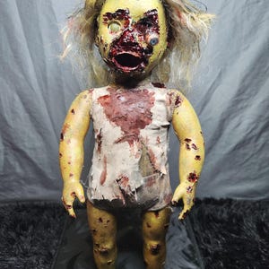 Poupée d&#39;horreur effrayante Zoey Zombie