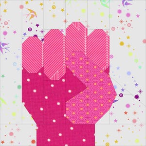 Könnte beinhalten: Ein farbenfroher Quiltblock mit einem erhobenen Faust-Design. Die Faust besteht aus verschiedenen rosa Stoffen, darunter Punkte, diagonale Streifen und ein Wabenmuster. Der Hintergrund ist weiß mit verstreuten Sternen, Kreisen und Vögeln.