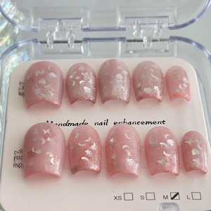 Uñas postizas con mariposas y purpurina rosa: Set de uñas con forma de corazón romántico