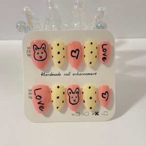Uñas postizas de conejito adorables: lunares en melocotón y amarillo con letras de amor. Set de uñas kawaii de dibujos animados hecho a mano.