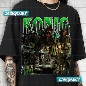 Puede incluir: Una camiseta negra con un estampado gráfico de soldados con equipo táctico y el texto KONIG en letras verdes grandes encima. El diseño incluye efectos de rayos y el texto Art.Design.Fast.S en las esquinas superior izquierda e inferior derecha.