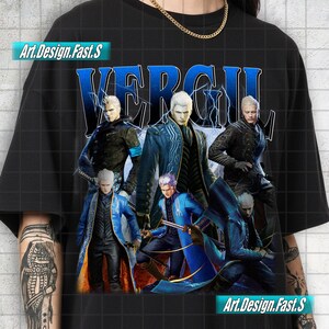 Può includere: Una t-shirt nera con una stampa grafica del personaggio Vergil di Devil May Cry in diverse pose. Il design include il nome VERGIL in grandi lettere blu nella parte superiore, circondato da effetti di fulmini e accenti blu.