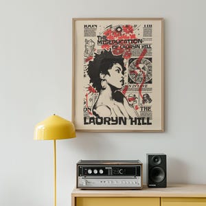 以下が含まれることがあります： ローリン・ヒルのポスターが額装され、「The Miseducation of Lauryn Hill」の文字が書かれています。アートワークは、赤と黒のアクセントを持つヴィンテージ新聞の美学を持っています。黄色のランプとステレオ機器が前景にあります。