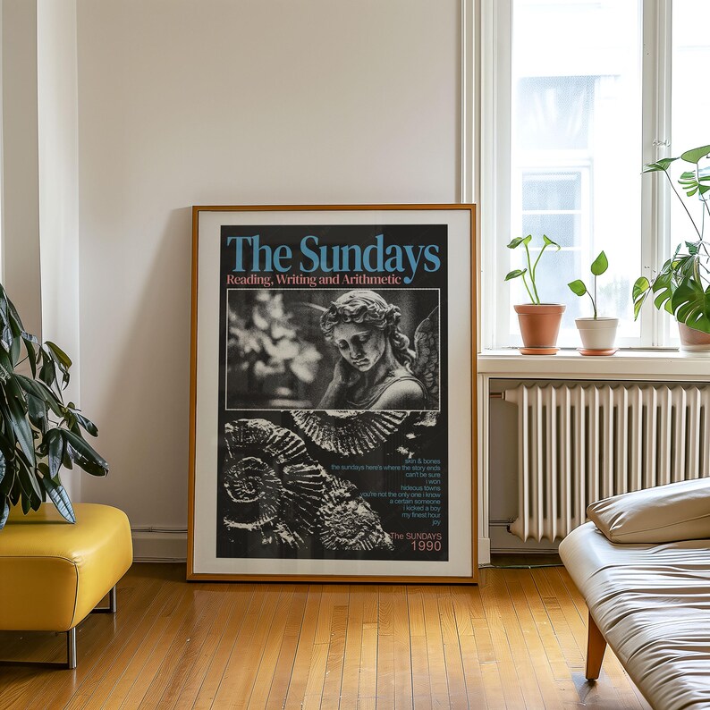 K&ouml;nnte beinhalten: Ein gerahmtes Poster mit dem Text "The Sundays" in Blau und "Reading, Writing and Arithmetic" in Wei&szlig;. Das Poster zeigt ein Schwarz-Wei&szlig;-Bild eines Engels und ein abstraktes Design. Das Jahr "1990" ist unten aufgedruckt.
