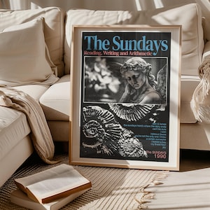 K&ouml;nnte beinhalten: Ein gerahmtes Poster mit dem Text "The Sundays" in Blau und "Reading, Writing and Arithmetic" in Rot. Das Poster zeigt ein Schwarz-Wei&szlig;-Bild einer Skulptur und eines Ammonitenfossils. Der Text "The Sundays 1990" befindet sich unten.