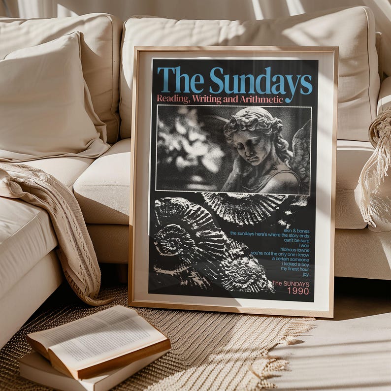 K&ouml;nnte beinhalten: Ein gerahmtes Poster mit dem Text "The Sundays" in Blau und "Reading, Writing and Arithmetic" in Rot. Das Poster zeigt ein Schwarz-Wei&szlig;-Bild einer Skulptur und eines Ammonitenfossils. Der Text "The Sundays 1990" befindet sich unten.