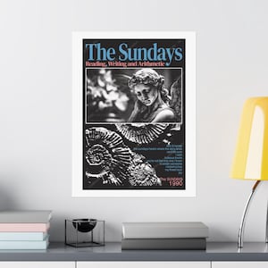 K&ouml;nnte beinhalten: Ein schwarz-wei&szlig; Poster mit der Band "The Sundays" und dem Text "Reading, Writing and Arithmetic". Das Poster zeigt ein Engel-Bild und Text aus dem Song "Skin and Bones". Das Jahr 1990 ist ebenfalls zu sehen.