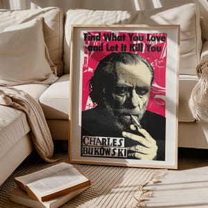 Puede incluir: Un póster enmarcado con un retrato de Charles Bukowski fumando un cigarrillo, sobre un fondo rojo. El póster incluye la cita "Find What You Love and Let It Kill You" y el nombre del autor.
