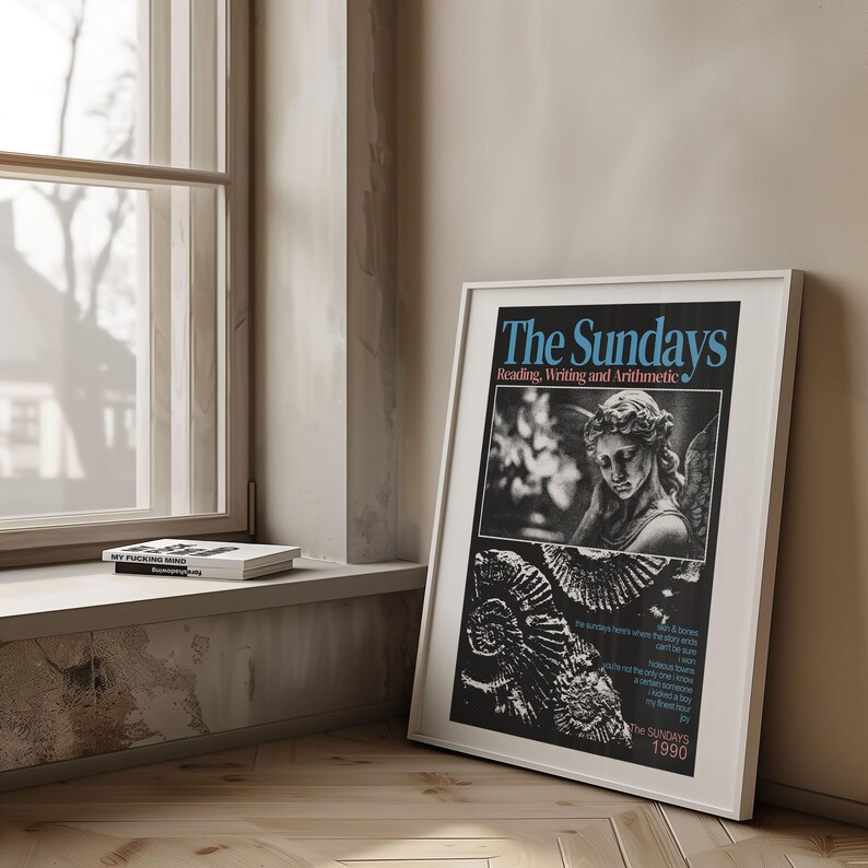 K&ouml;nnte beinhalten: Ein gerahmtes Poster mit dem Titel "The Sundays" und dem Untertitel "Reading, Writing and Arithmetic". Das Poster zeigt ein Schwarz-Wei&szlig;-Bild einer Statue und eine Illustration einer Muschel. Das Poster befindet sich in einem wei&szlig;en Rahmen und lehnt an einer Wand.