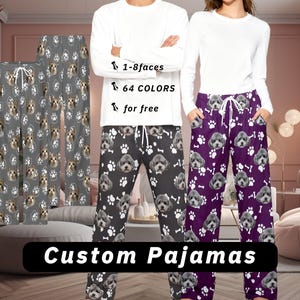 Puede incluir: Pijamas personalizados en gris, negro y morado, con un patrón repetido de caras de perro, huellas de patas y huesos. El texto de la imagen dice "1-8 caras", "64 colores" y "gratis". La parte inferior de la imagen dice "Custom Pajamas".