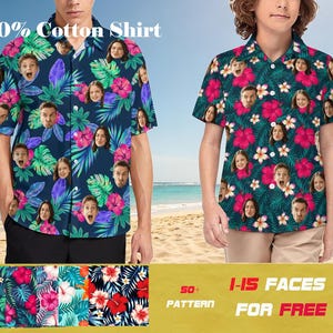 Puede incluir: Dos camisas de manga corta con botones y estampado tropical de flores de hibisco, hojas de palma y rostros personalizados. La camisa de la izquierda tiene fondo azul oscuro y la de la derecha verde oscuro. El texto dice 100% Cotton Shirt.