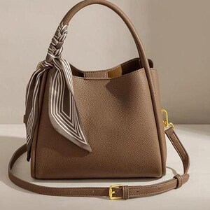Bolso de mano en piel marrón para mujer.