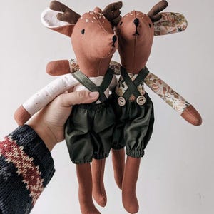 Zwillings-Hirschpuppen: Handgemachte Leinen-Kuscheltiere, gestickte Details