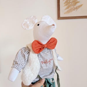 Poupée souris en lin faite main : jouet brodé pour chambre d&#39;enfant